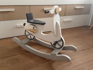 Moto de madera para balancearse