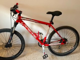 Bicicleta de Montaña Roja y Blanca