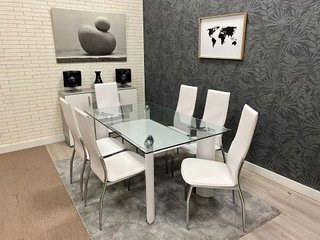 Mesa de cristal templado con 6 sillas blancas