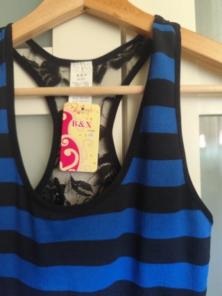 Camiseta tirantes rayas azules y negras con encaje