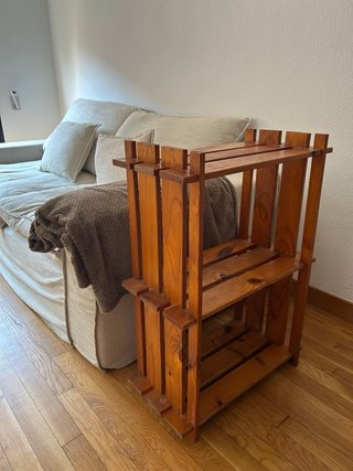 Estantería de madera rústica