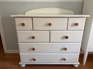 Cómoda de madera blanca
