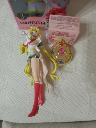 Sailor Moon Figura y Broche