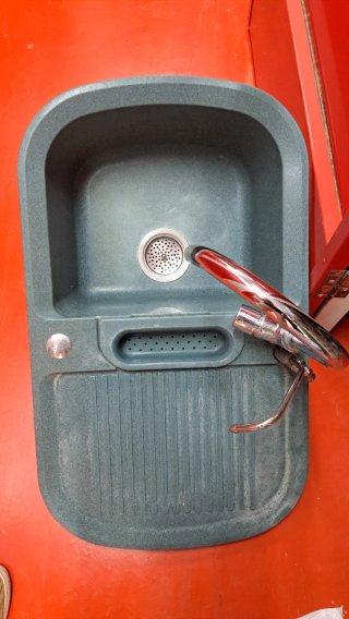 Fregadero de resina verde con escurridor
