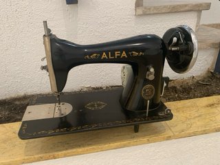 Máquina de coser ALFA vintage hierro