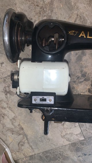 Máquina de coser ALFA vintage hierro