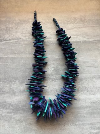 Collana legno artista italiana viola blu