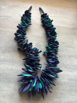 Collana legno artista italiana viola blu