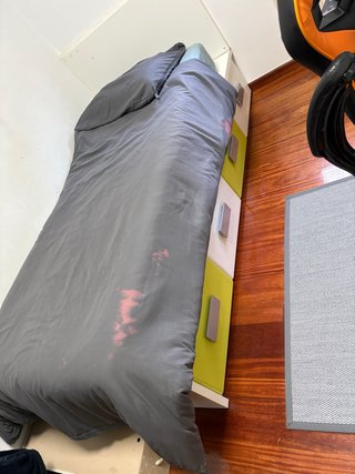 Cama infantil con cajones y ropa de cama