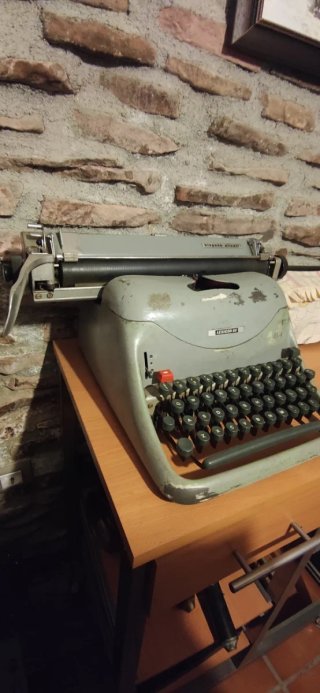 Máquina de escribir Olivetti Lexicon 80