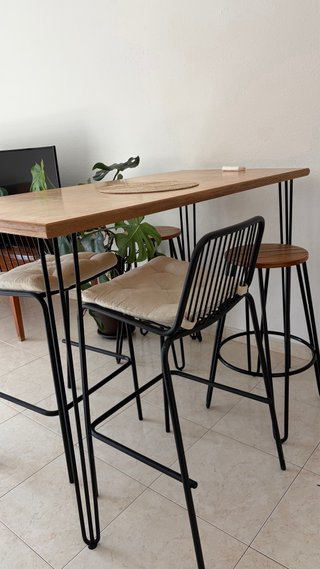 Mesa alta madera y hierro con taburetes