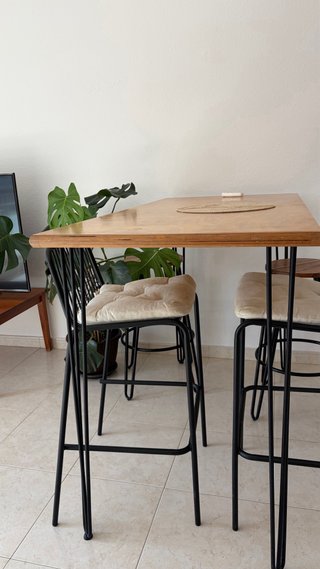 Mesa alta madera y hierro con taburetes
