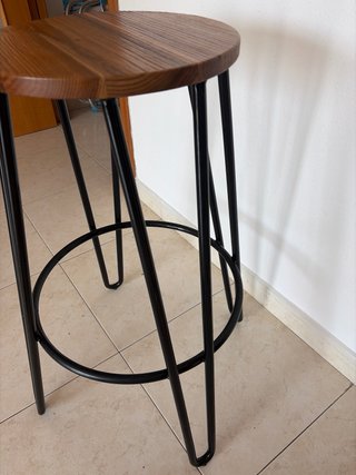 Mesa alta madera y hierro con taburetes
