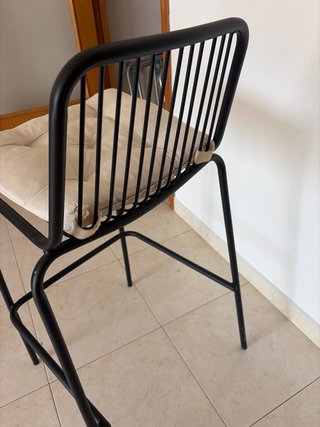 Mesa alta madera y hierro con taburetes