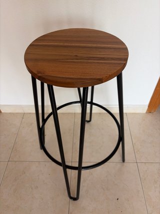 Mesa alta madera y hierro con taburetes