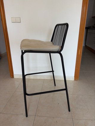 Mesa alta madera y hierro con taburetes