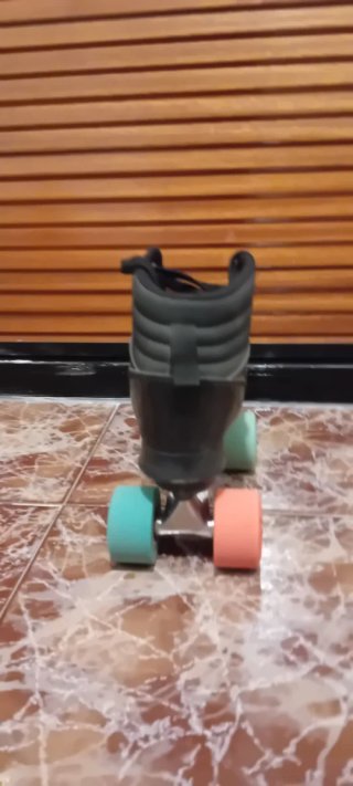 Patinetes de ruedas negros y naranjas talla 36