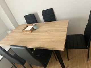 Mesa de salón y 6 sillas negras
