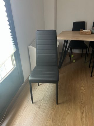Mesa de salón y 6 sillas negras