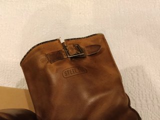 Botas de cuero marrón con punta de acero