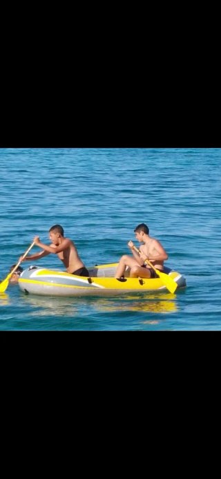 Barca hinchable con remos