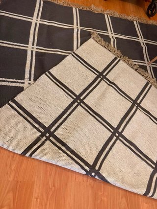 Alfombra de tela a cuadros beige y negra