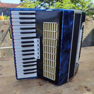 Acordeón azul con funda