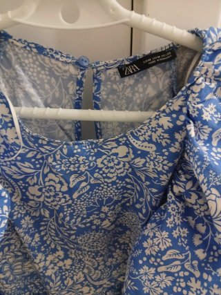 Vestido Zara floral azul y blanco Talla M