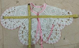 Peinador de ganchillo blanco con flores