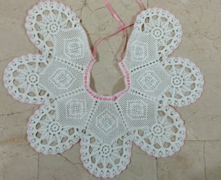 Peinador de ganchillo blanco con flores