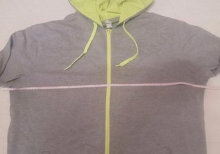 Sudadera con capucha gris y cremallera verde
