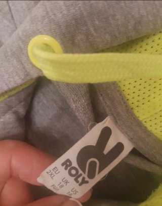 Sudadera con capucha gris y cremallera verde