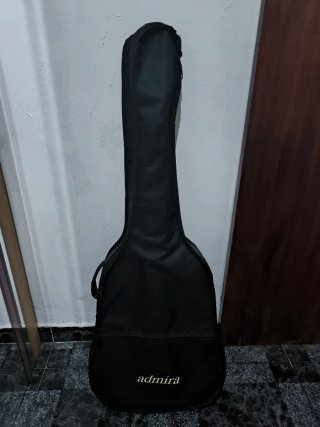 Guitarra a estrenar con funda y púas