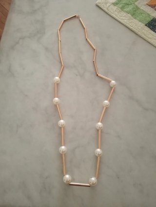 Collar dorado con perlas