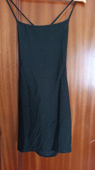 Vestido corto de brillo con espalda descubierta
