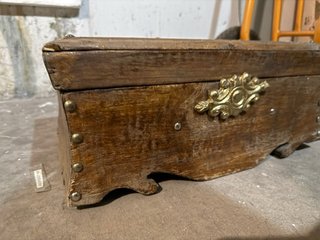 Baúl de madera con detalles metálicos