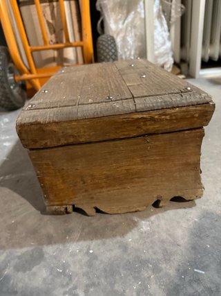 Baúl de madera con detalles metálicos