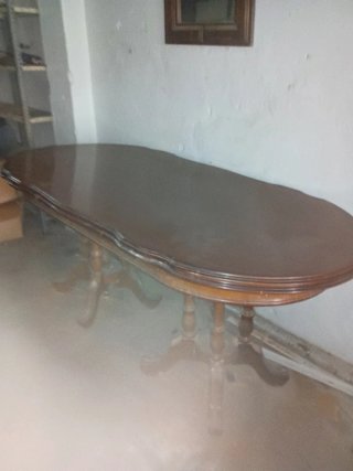 Mesa de comedor ovalada de madera