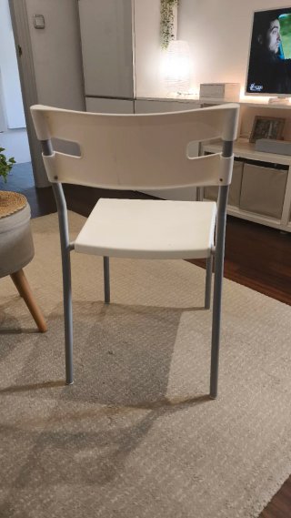 Silla blanca moderna