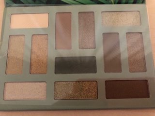 Lote 2 Paletas Sombras Essence Out In The Wild