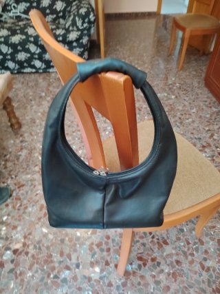 Bolso de hombro negro minimalista