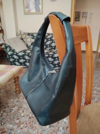 Bolso de hombro negro minimalista
