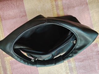 Bolso de hombro negro minimalista
