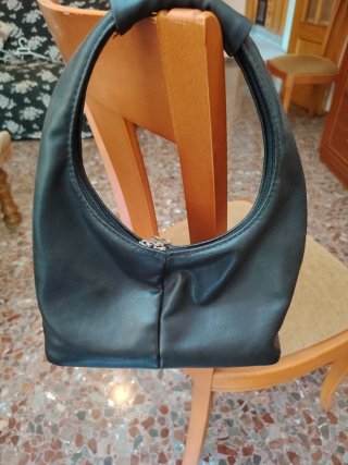 Bolso de hombro negro minimalista