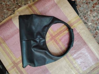 Bolso de hombro negro minimalista