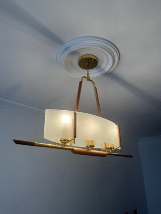 Lámpara de techo de madera con tres bombillas