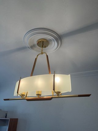 Lámpara de techo de madera con tres bombillas