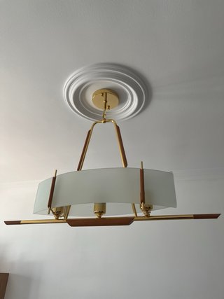 Lámpara de techo de madera con tres bombillas