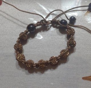 Braccialetto con perle nere e dorate