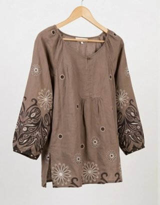Blusa marrón con bordados florales